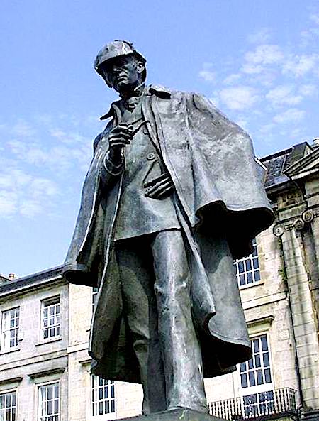 La statue de Sherlock Holmes en macfarlane à Édimbourg