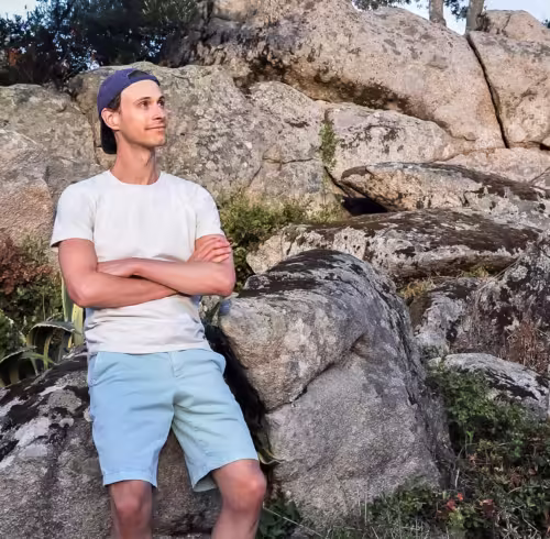 Meilleurs vêtements été - Comment porter un short - T-shirt gris sable Goudronblanc