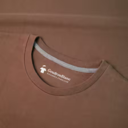 Meilleurs détachants naturels : T-shirt GoudronBlanc col rond ocre