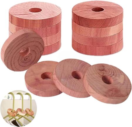 Des blocs et des cintres en bois de cèdre suspendus dans une penderie.