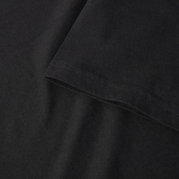 Manche du T-shirt col V noir carbone - GoudronBlanc