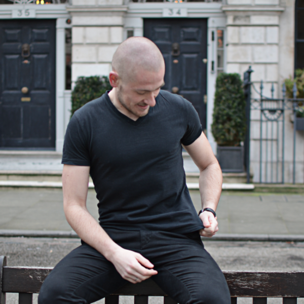 T-shirt col V noir carbone avec pantalon noir - GoudronBlanc