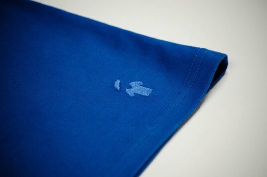 T-shirt col V bleu roi - Logo GoudronBlanc