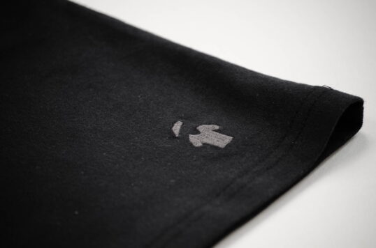 T-shirt col V noir carbone - Logo GoudronBlanc gris