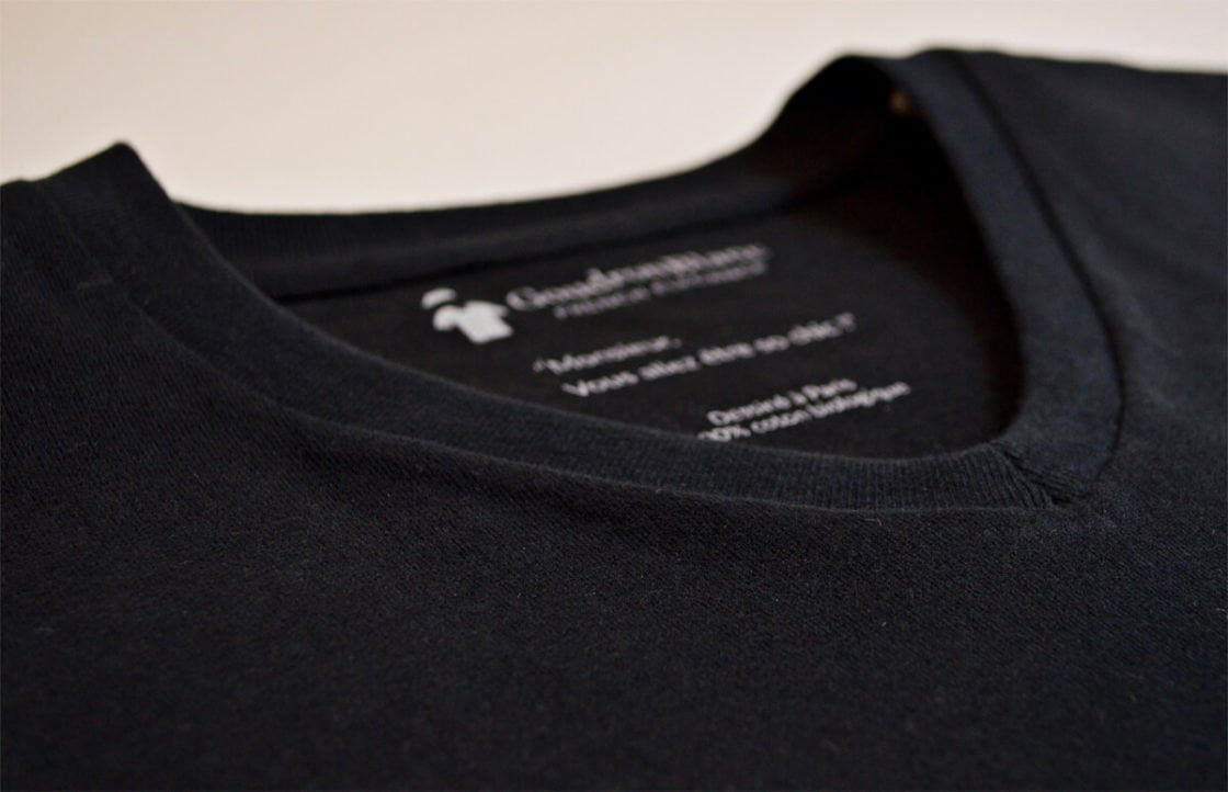 T-shirt col V noir pour homme - Coupe élégante - GoudronBlanc