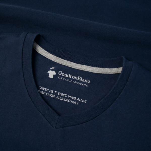 Encolure du T-shirt col V vrai bleu marine pour homme - GoudronBlanc