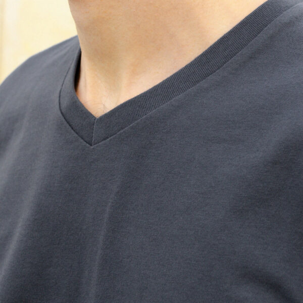 Col V du T-shirt col V gris ardoise - GoudronBlanc