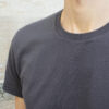 Tissu du T-shirt gris ardoise col rond - GoudronBlanc