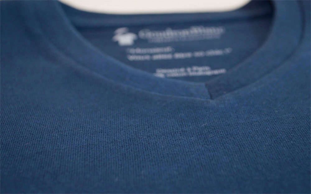 Tissu jersey en coton bio indigo du T-shirt col V GoudronBlanc