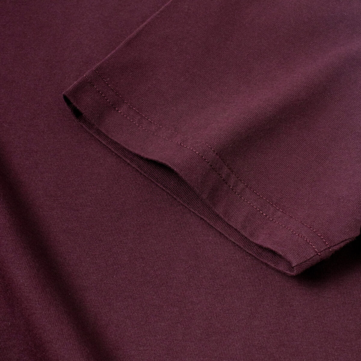 Manche du T-shirt col V rouge bourgogne - GoudronBlanc