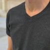 Encolure du T-shirt col V gris goudron pour homme - GoudronBlanc