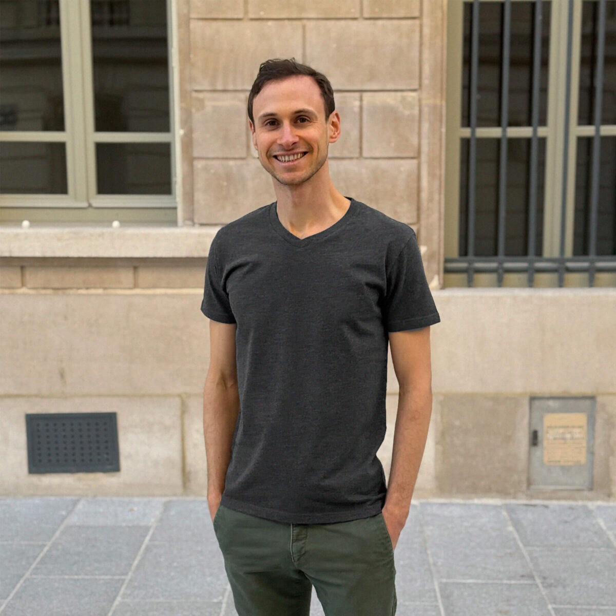 T-shirt col V gris goudron pour homme - GoudronBlanc