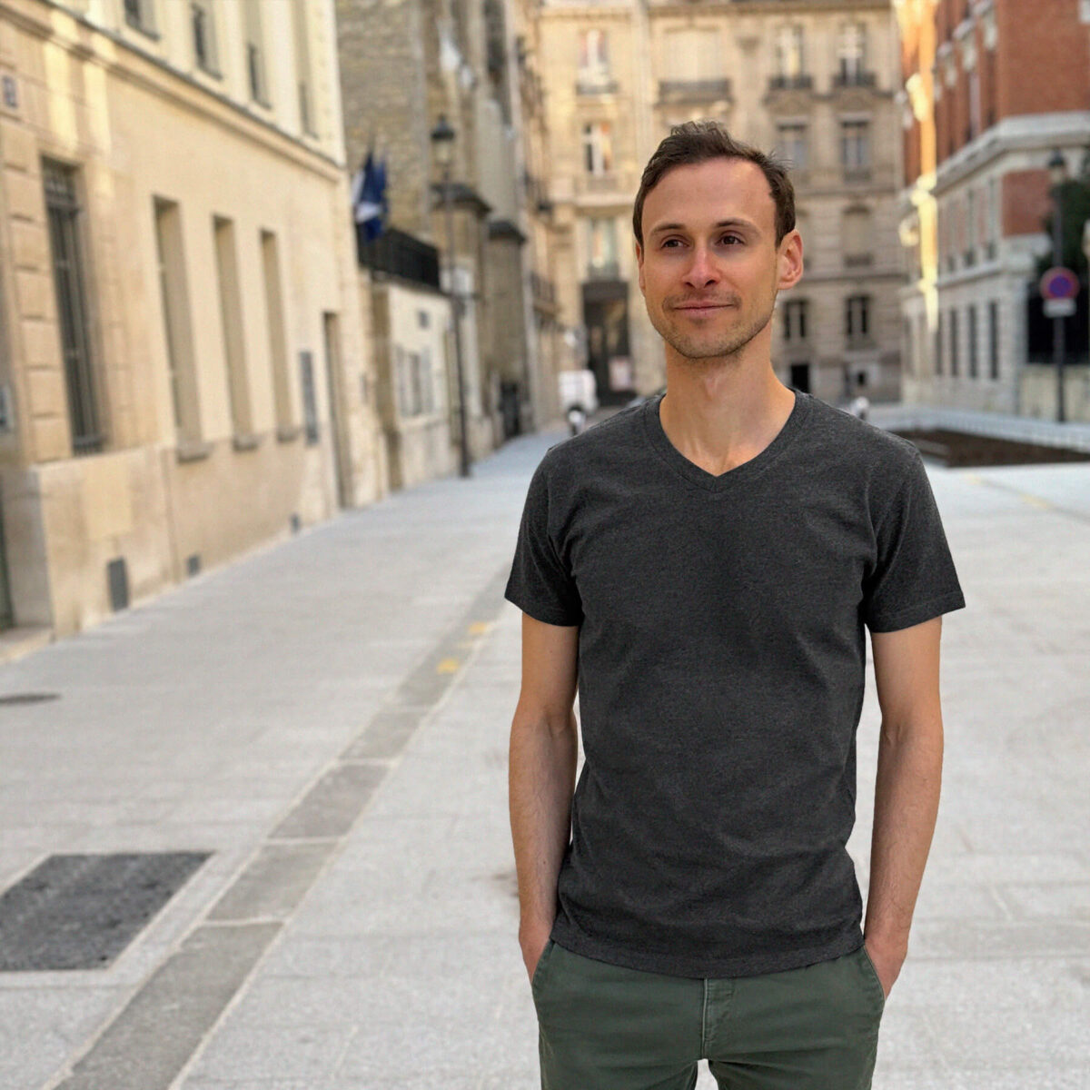 T-shirt col V de qualité gris goudron pour homme - GoudronBlanc