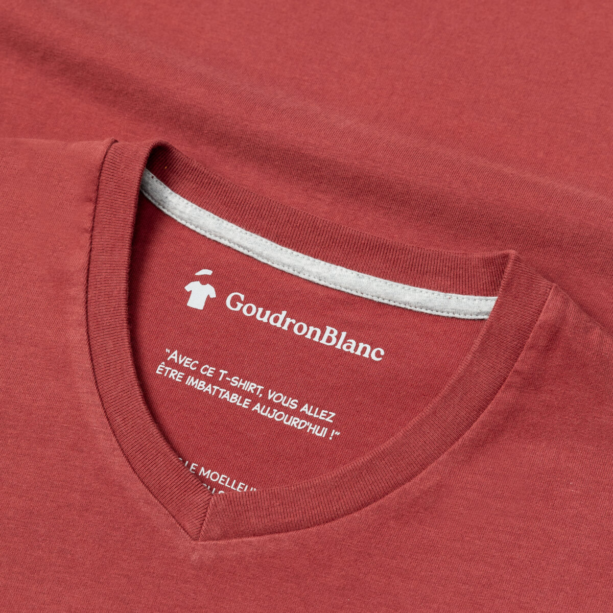 Encolure T-shirt col V rouge brique - GoudronBlanc