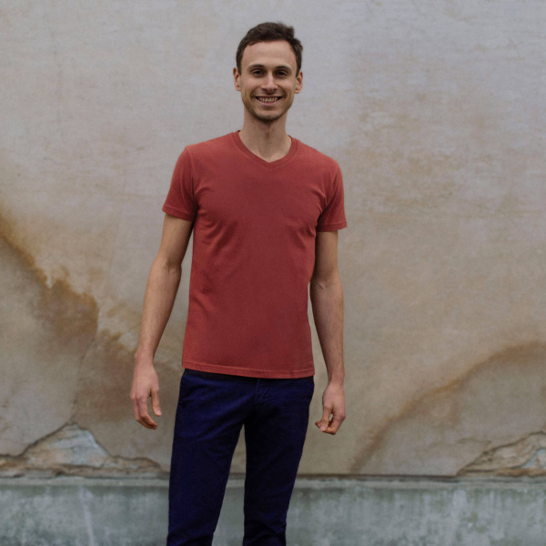 T-shirt col V rouge brique pour homme de la marque GoudronBlanc