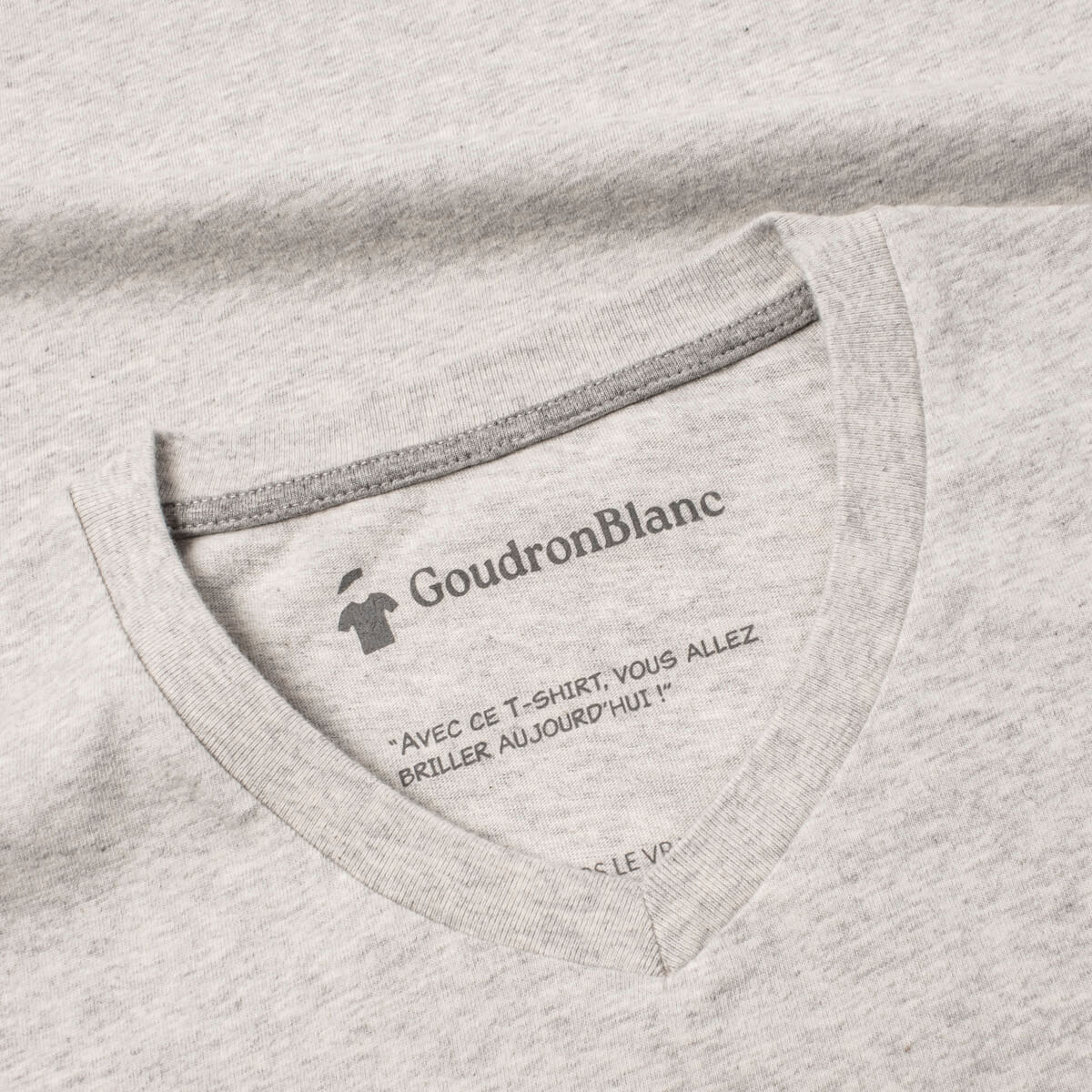 Encolure du T-shirt col V gris sable - GoudronBlanc