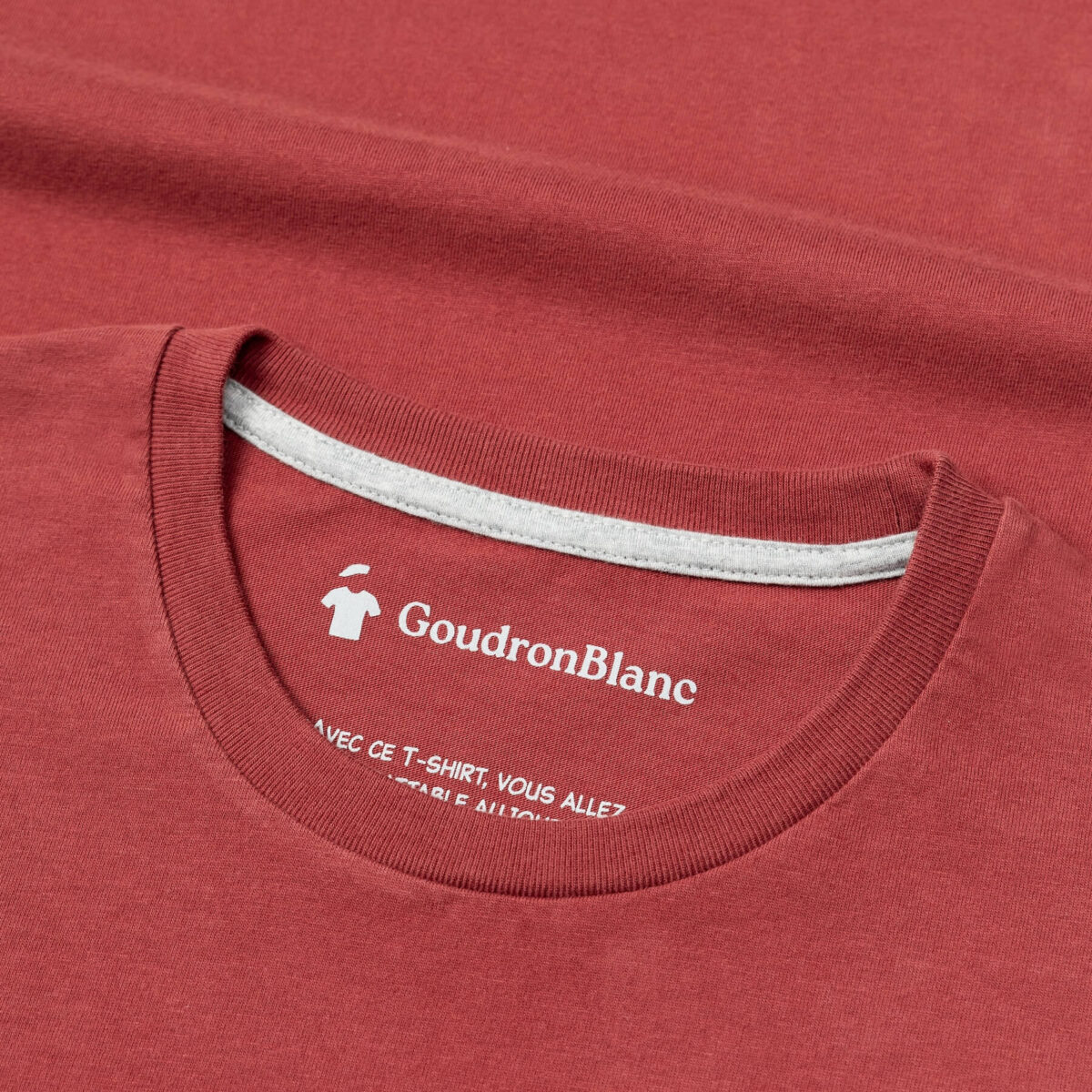 Encolure T-shirt rouge brique - GoudronBlanc
