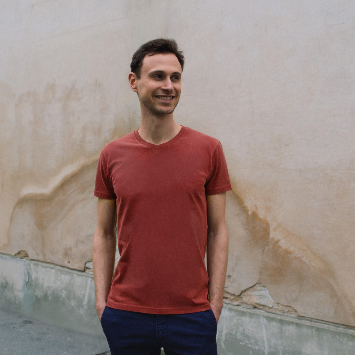 T-shirt col V rouge brique de qualité pour homme -GoudronBlanc