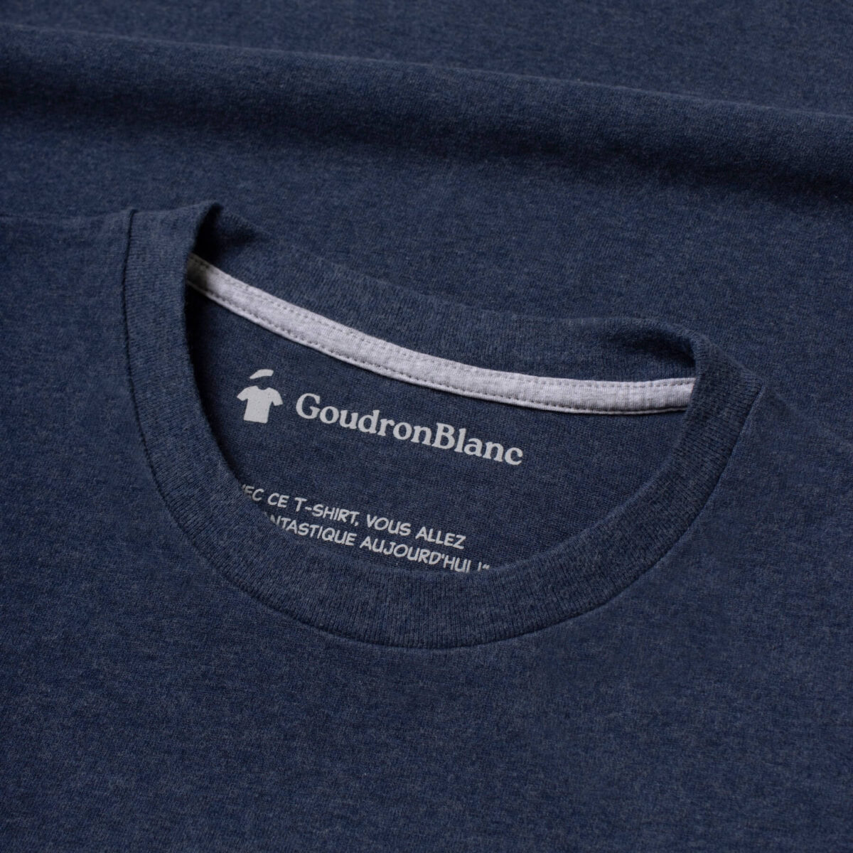 Encolure du T-shirt bleu pétrole col rond - GoudronBlanc
