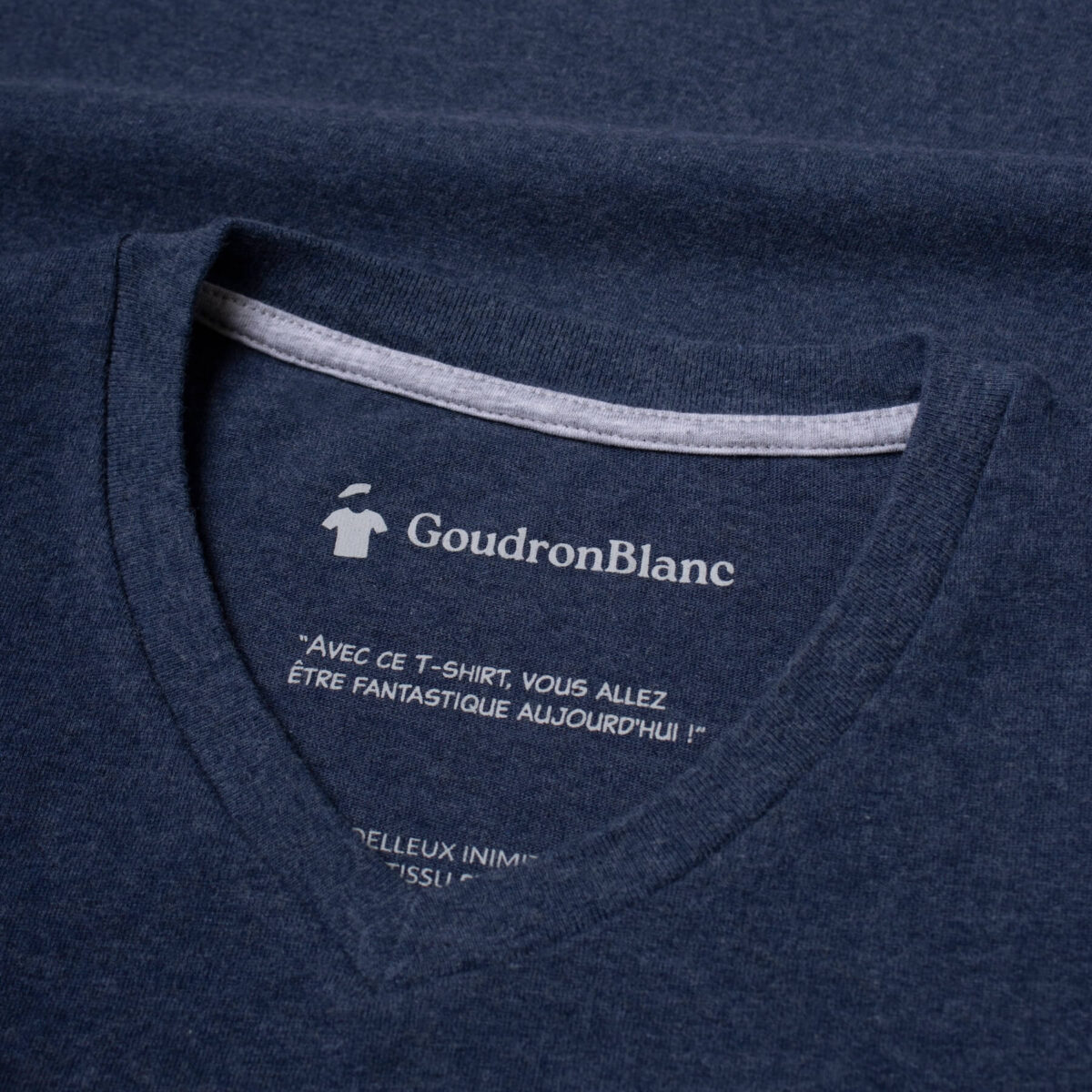 Encolure du T-shirt col V bleu pétrole - GoudronBlanc