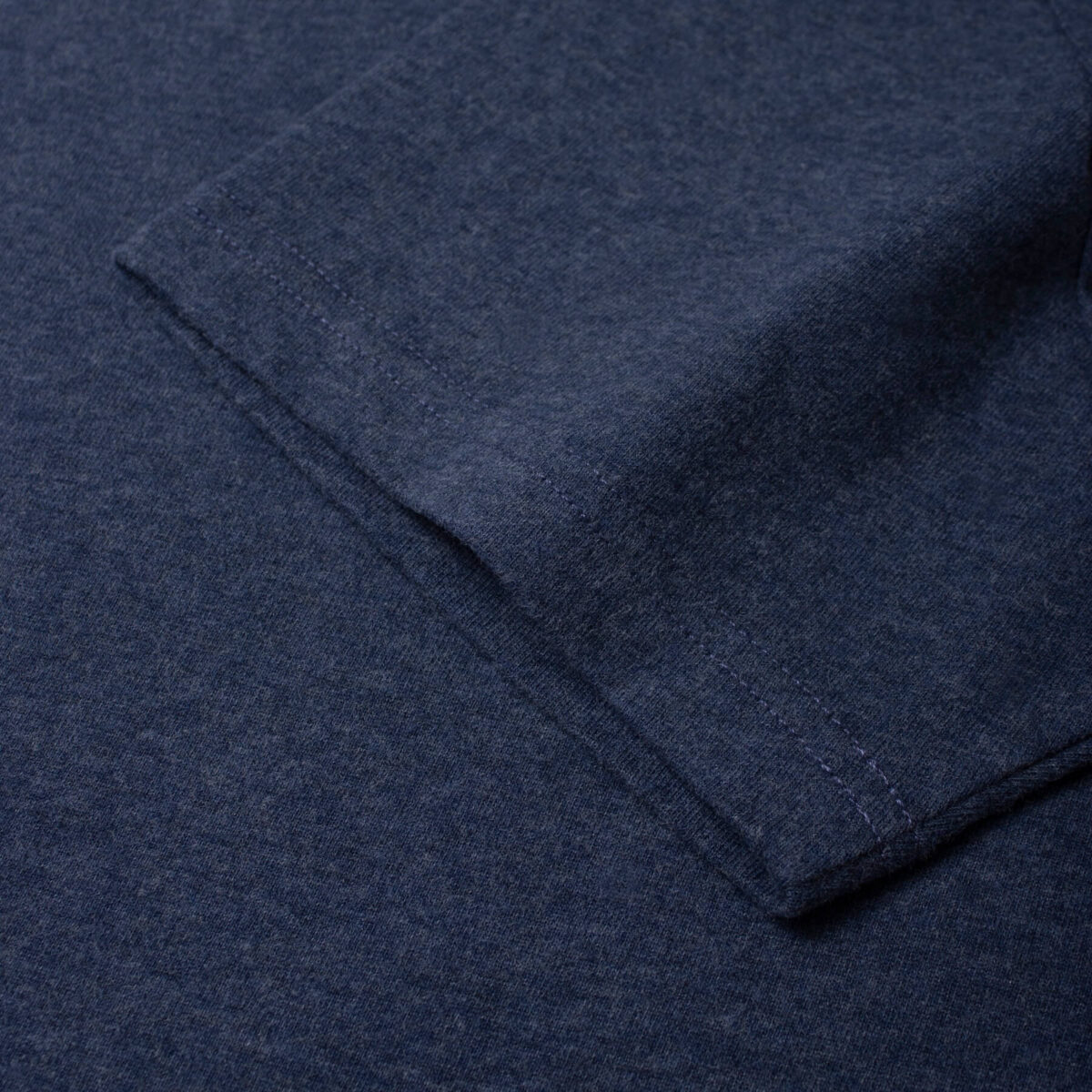 Manche du T-shirt bleu pétrole col rond - GoudronBlanc