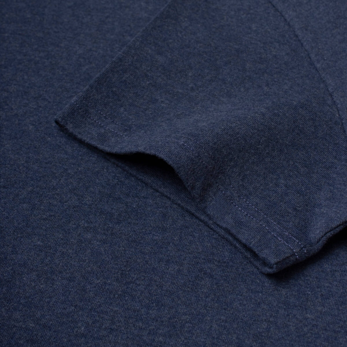 Manche du T-shirt col V bleu pétrole - GoudronBlanc