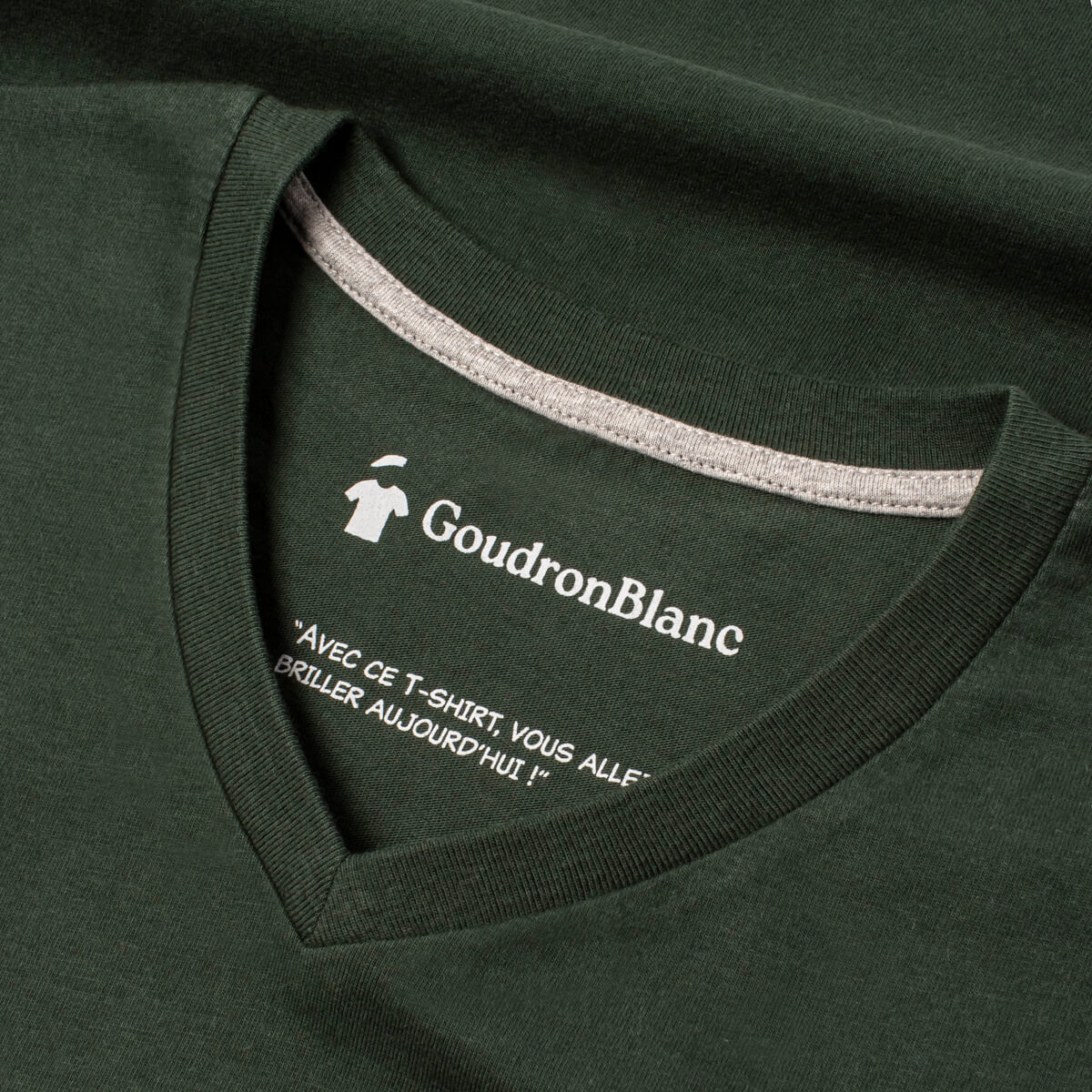 Col V du T-shirt vert alpin - GoudronBlanc