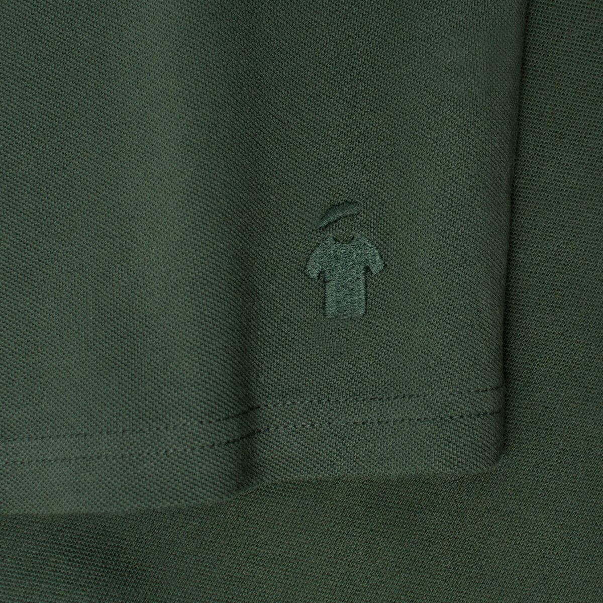 Logo brodé du polo vert alpin - GoudronBlanc