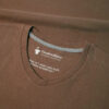 Encolure col V du T-shirt marron choco - GoudronBlanc