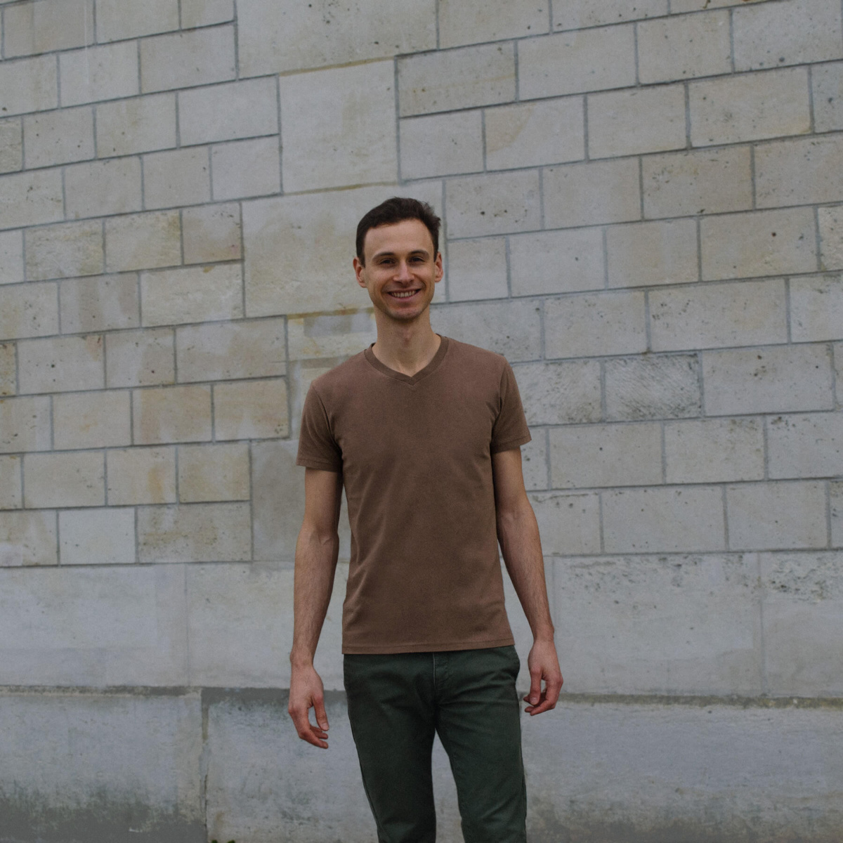 T-shirt col V brun sépia de qualité pour homme - GoudronBlanc