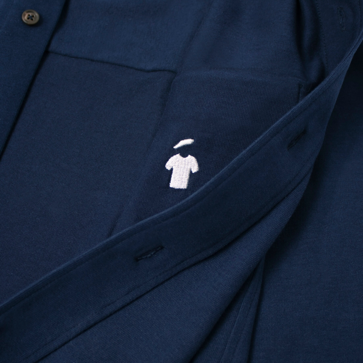 Logo brodé de la surchemise bleu nocturne - GoudronBlanc