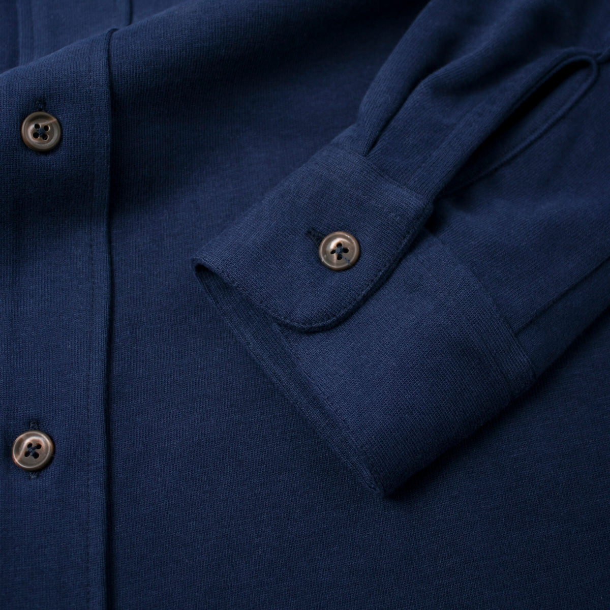 Manche de la surchemise bleu nocturne - GoudronBlanc