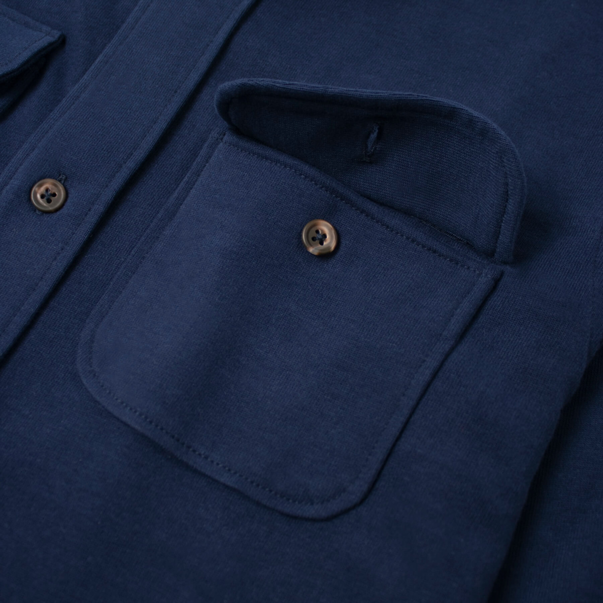 Poche extérieure de la surchemise bleu nocturne - GoudronBlanc