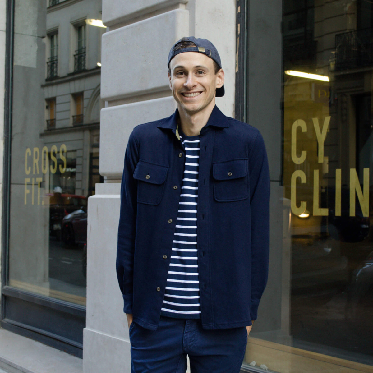 Surchemise bleu abysse pour homme portée avec un T-shirt marinière