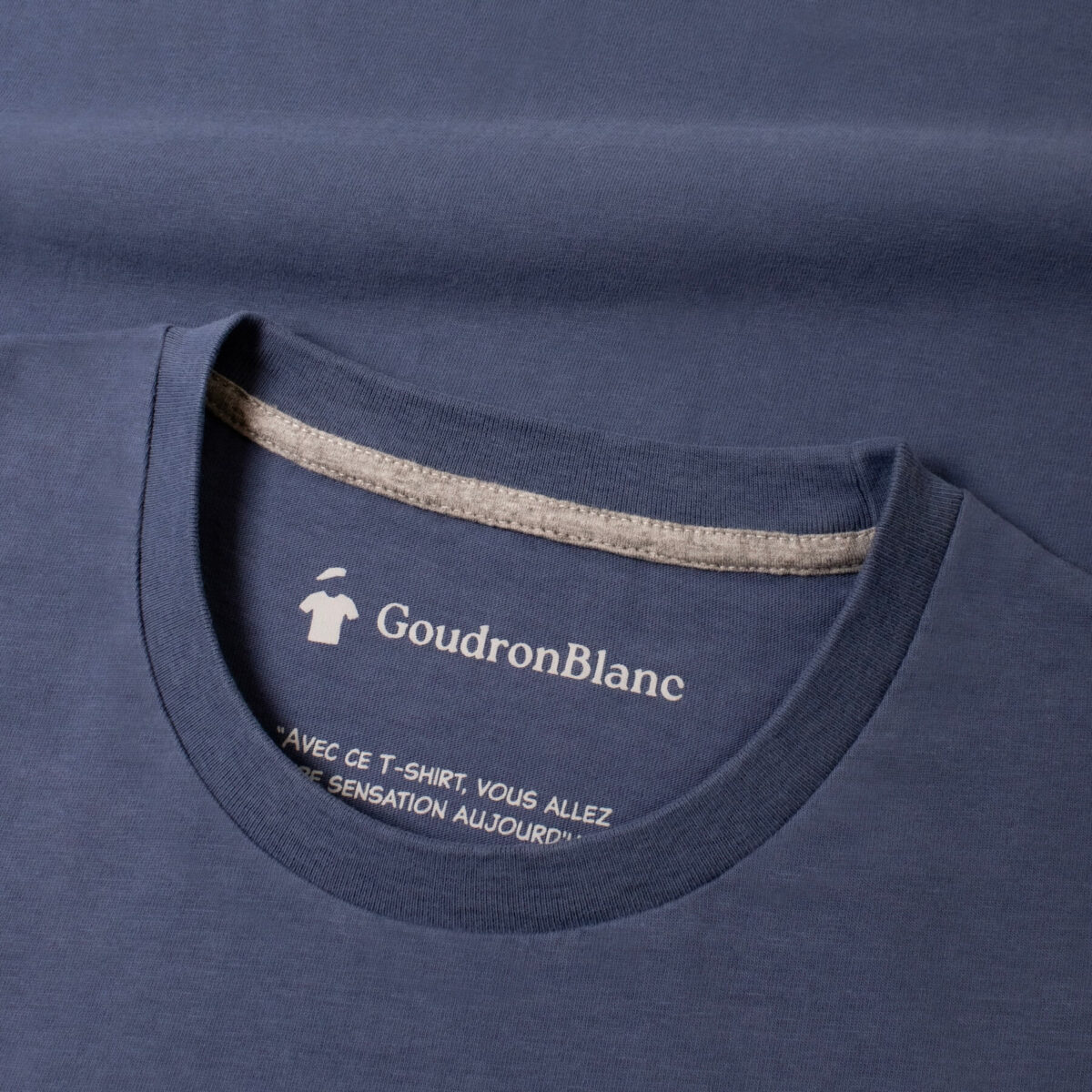 Encolure T-shirt col rond bleu tempête - GoudronBlanc