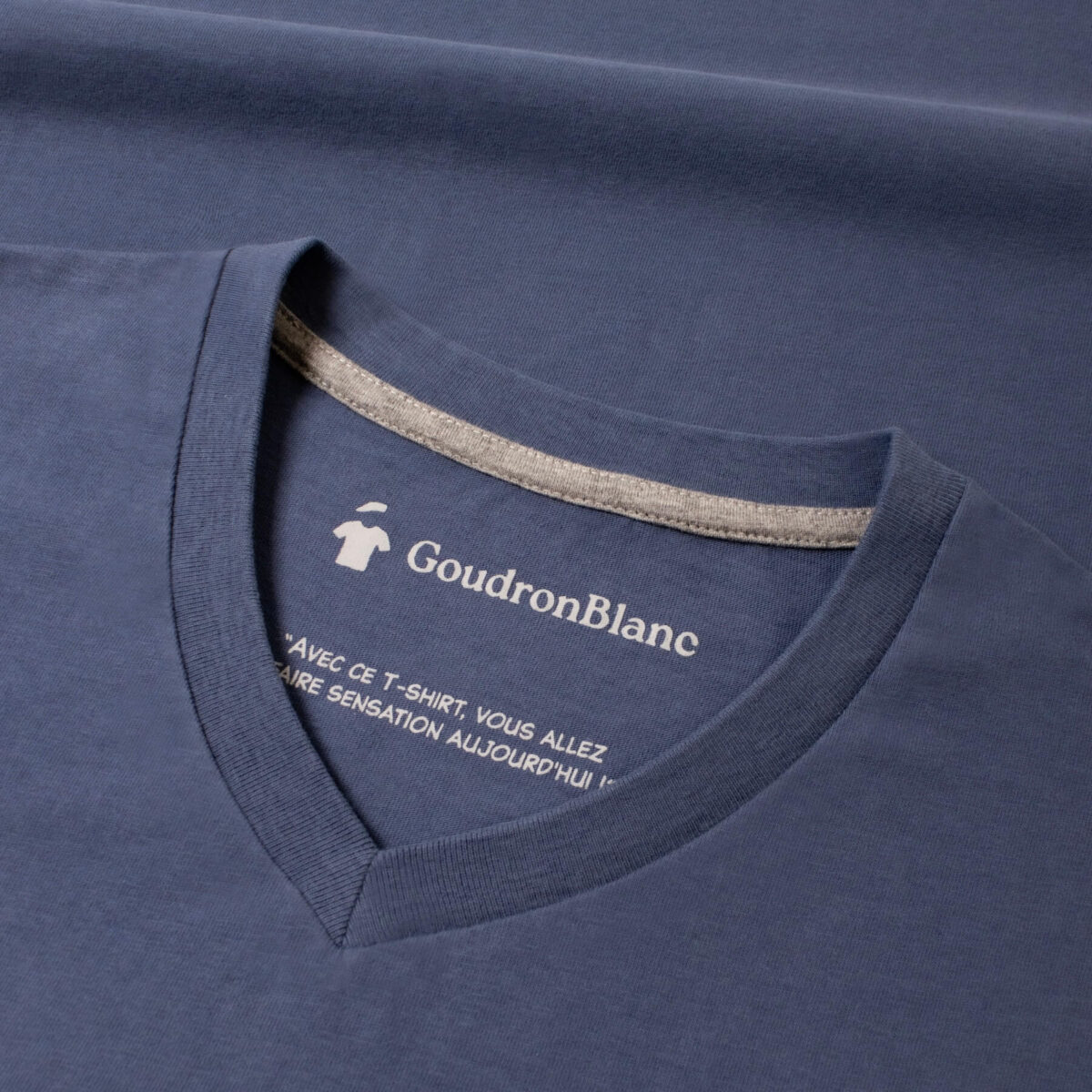 Encolure T-shirt col V bleu tempête - GoudronBlanc