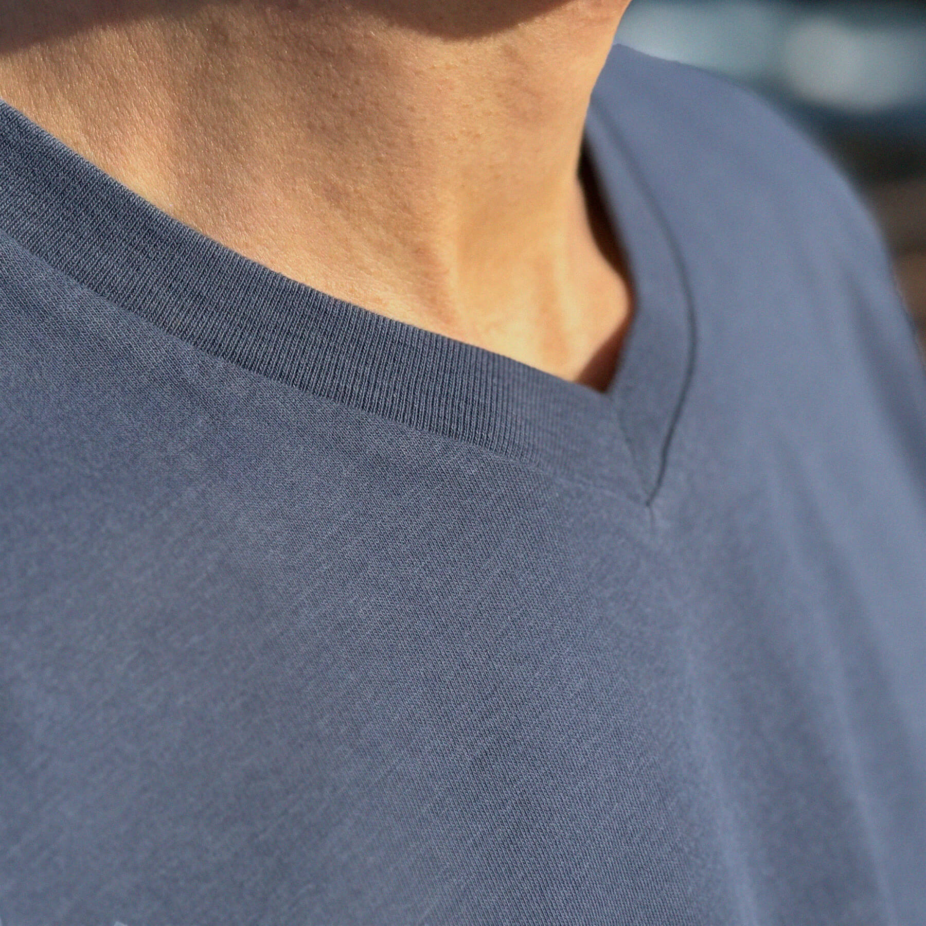 T-shirt GoudronBlanc col rond porté par un homme