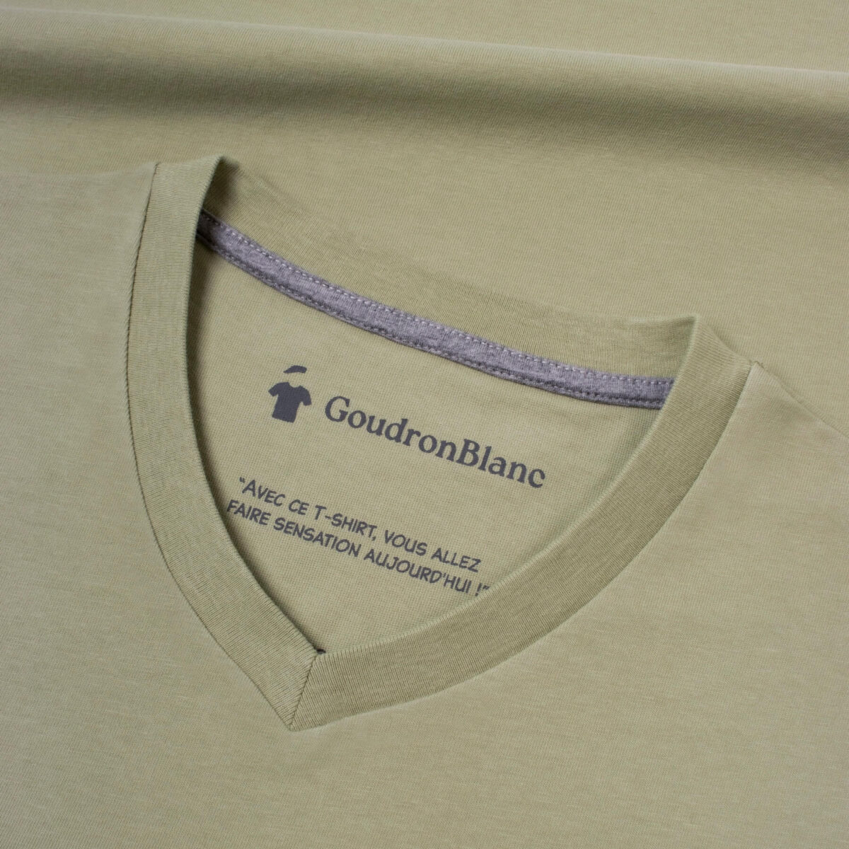 Encolure T-shirt col V vert épopée - GoudronBlanc