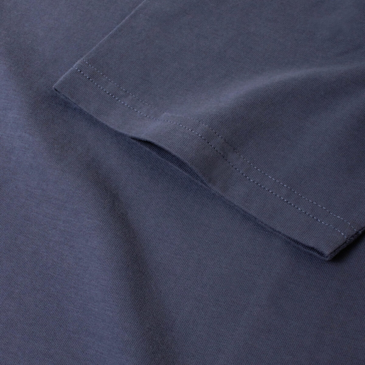 Manche T-shirt col V bleu tempête - GoudronBlanc