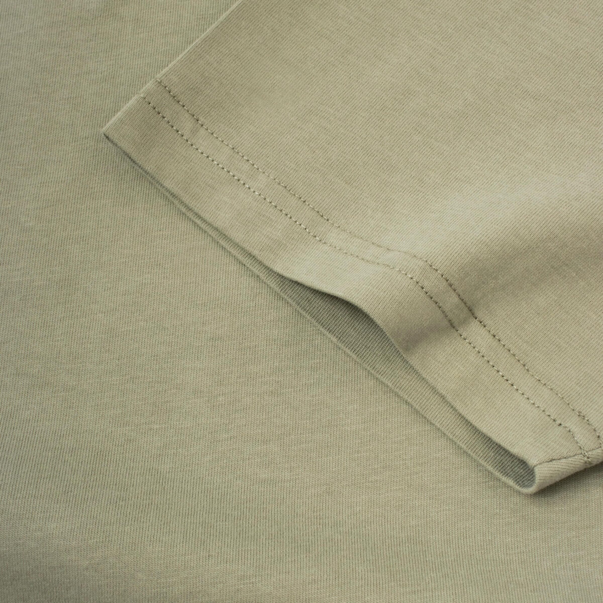 Manche courte du T-shirt col V vert épopée - GoudronBlanc