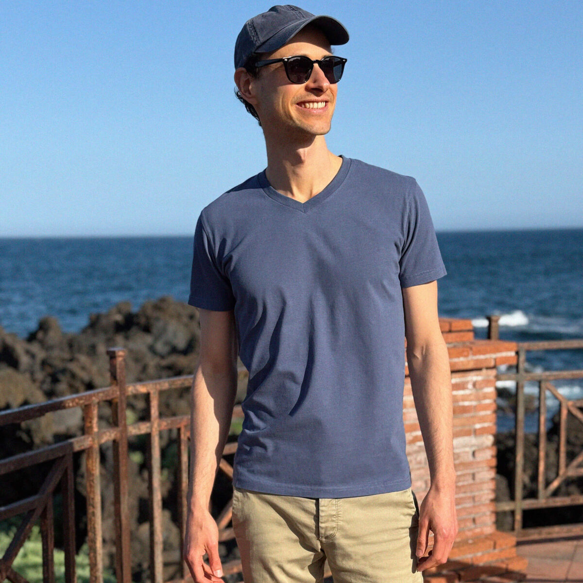 T-shirt col V bleu tempête pour homme - GoudronBlanc