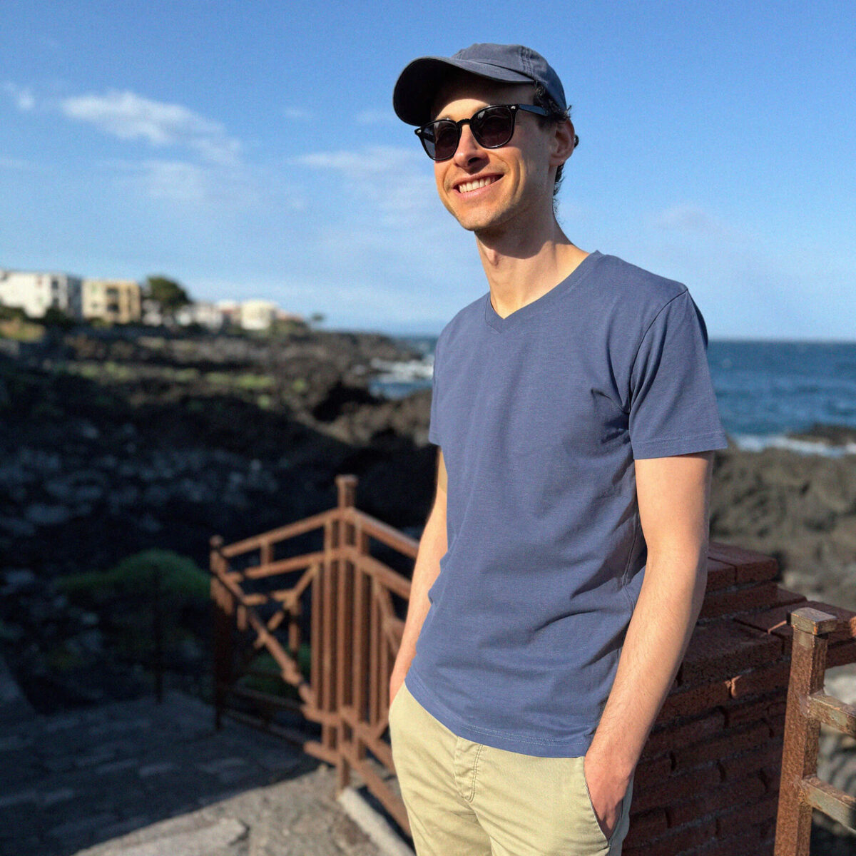 T-shirt col V de qualité bleu tempête pour homme - GoudronBlanc