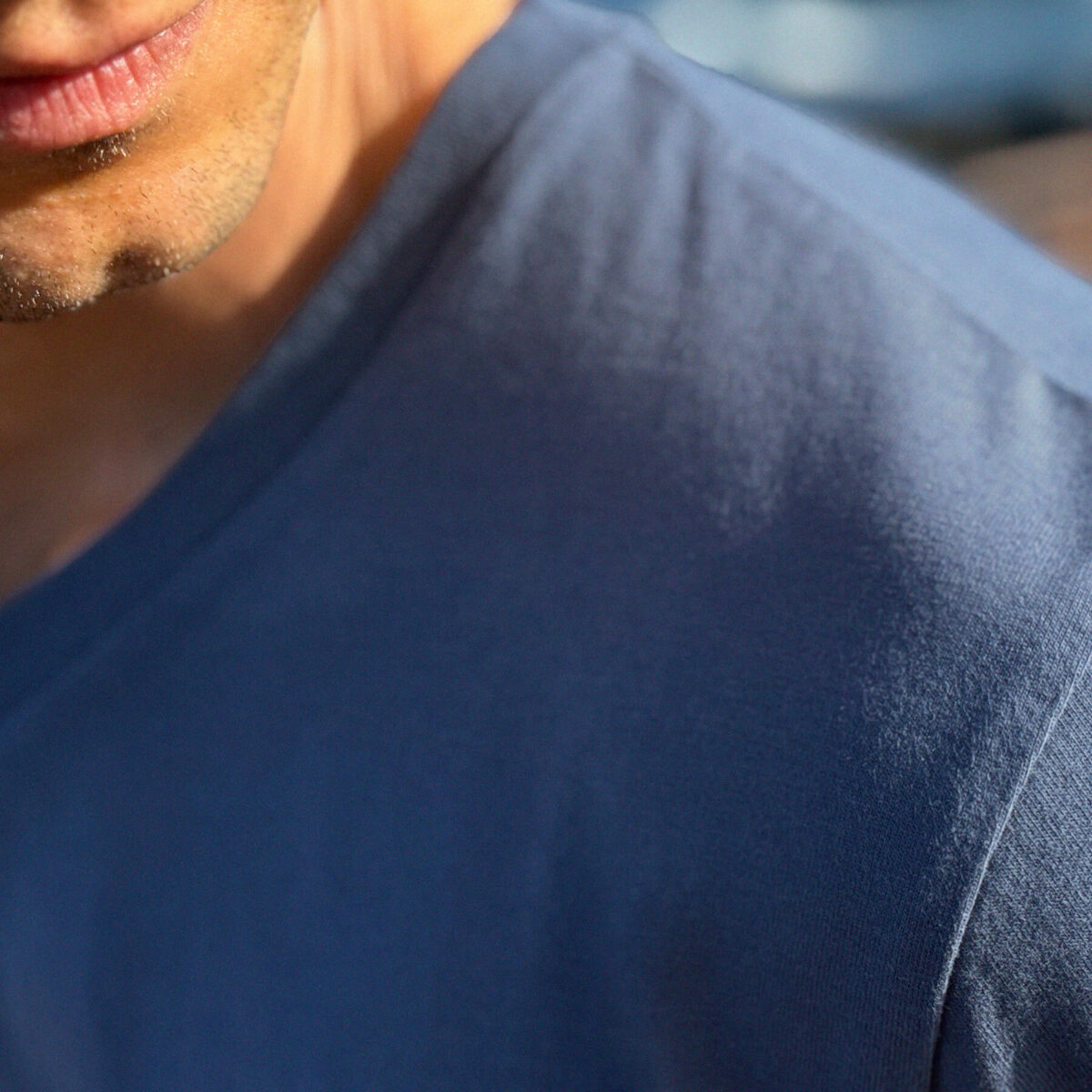 Zoom T-shirt col V de qualité bleu tempête pour homme - GoudronBlanc