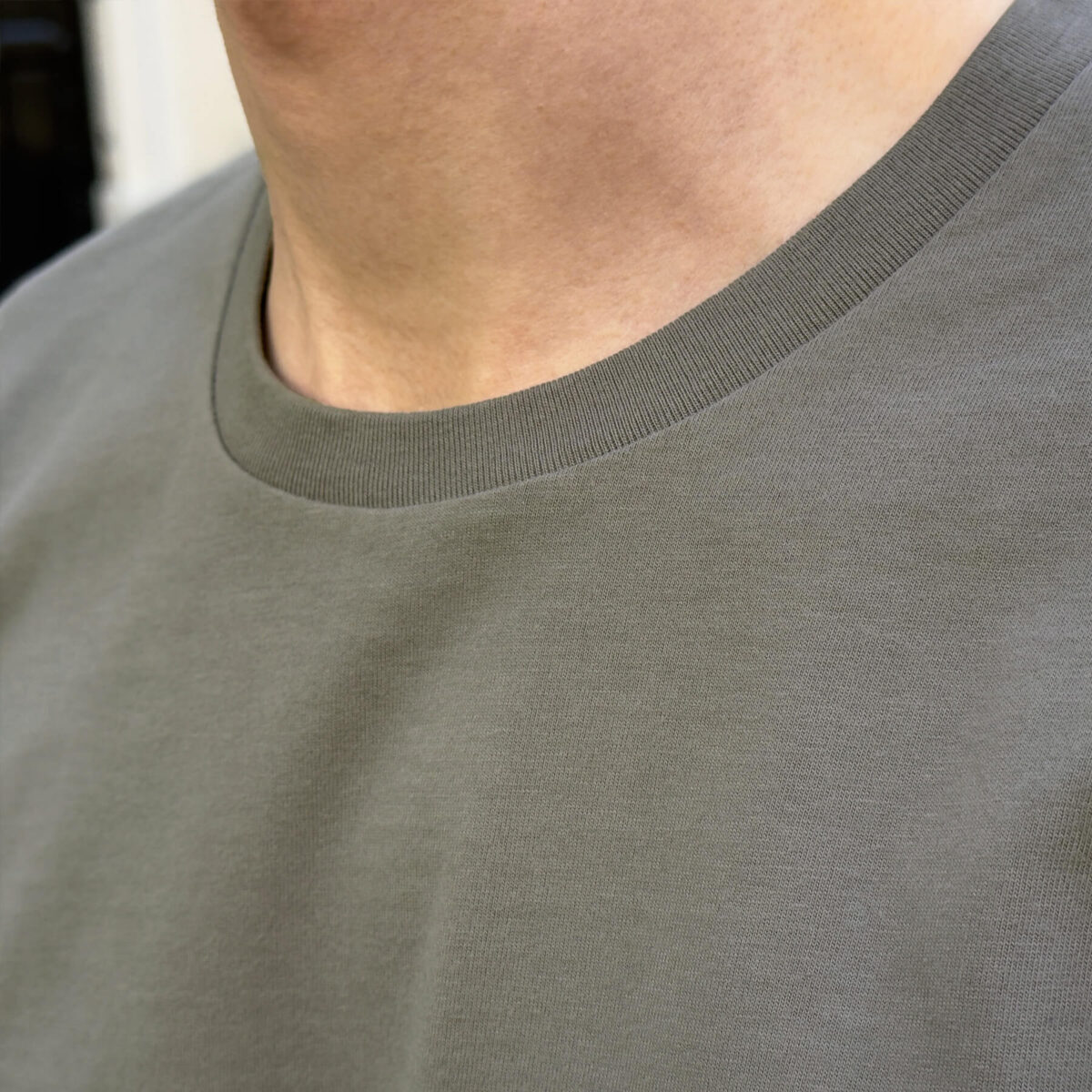 Encolure du T-shirt gris tout-terrain col rond pour homme - GoudronBlanc