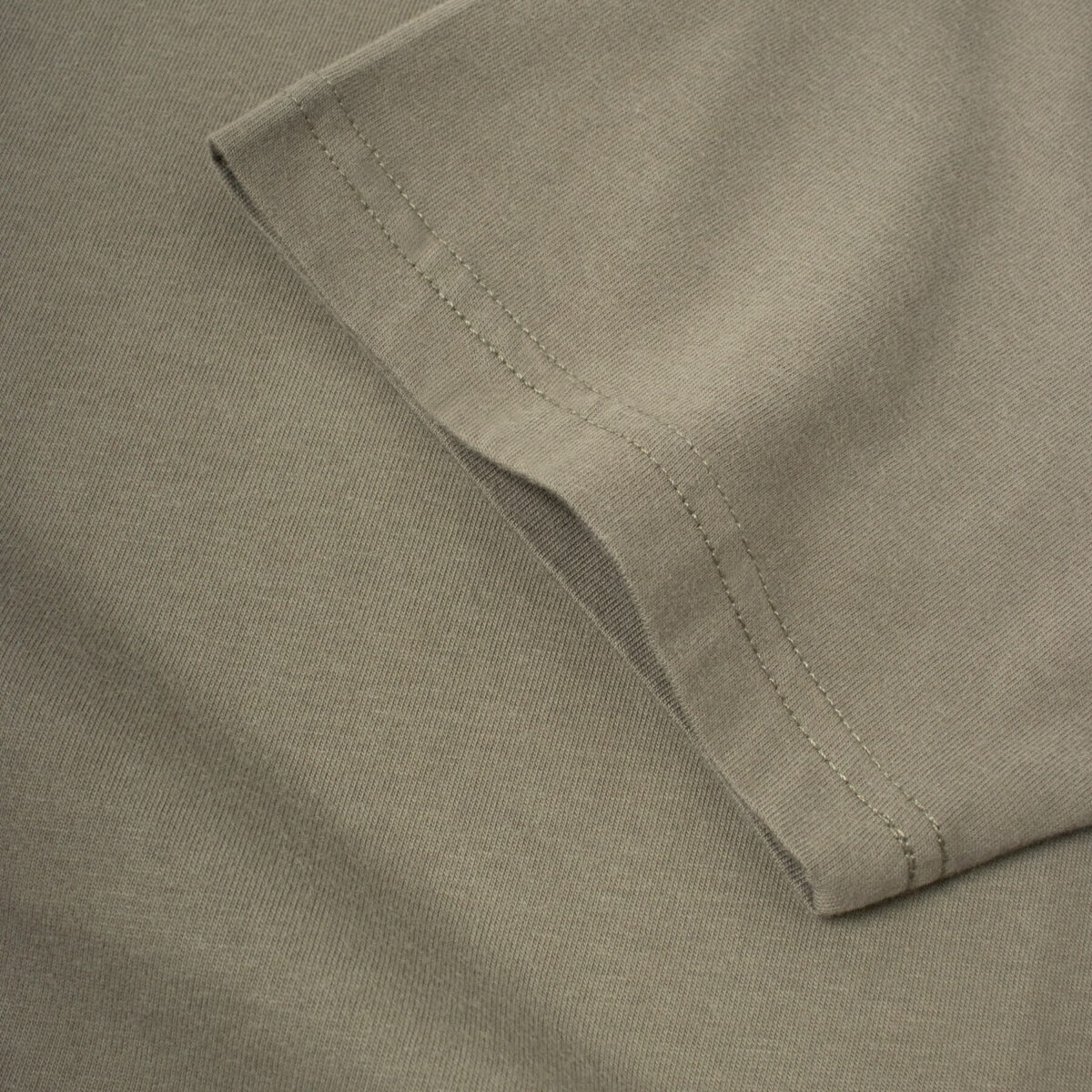 Manche du T-shirt gris tout-terrain col rond - GoudronBlanc