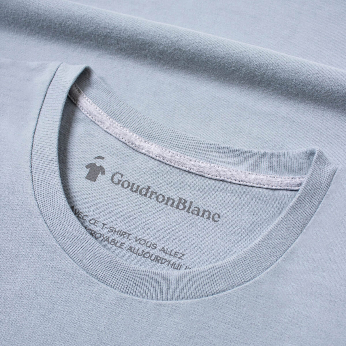 Encolure du T-shirt col rond bleu silex - GoudronBlanc
