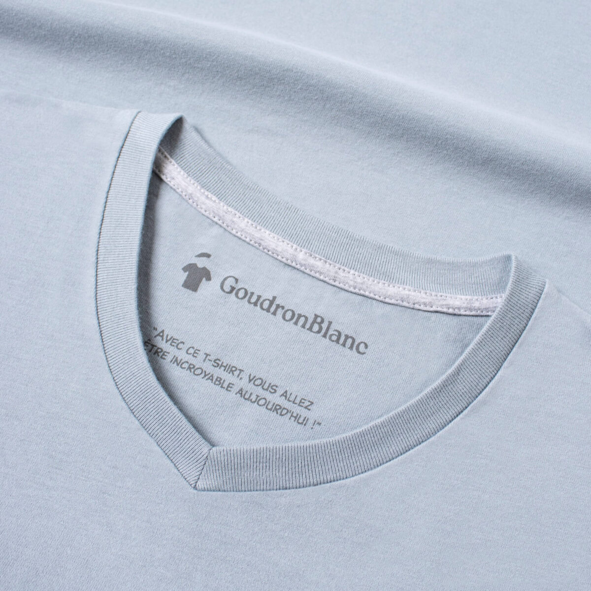 Encolure en V du T-shirt col V bleu silex - GoudronBlanc
