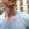 Encolure du T-shirt col V bleu silex pour homme - GoudronBlanc