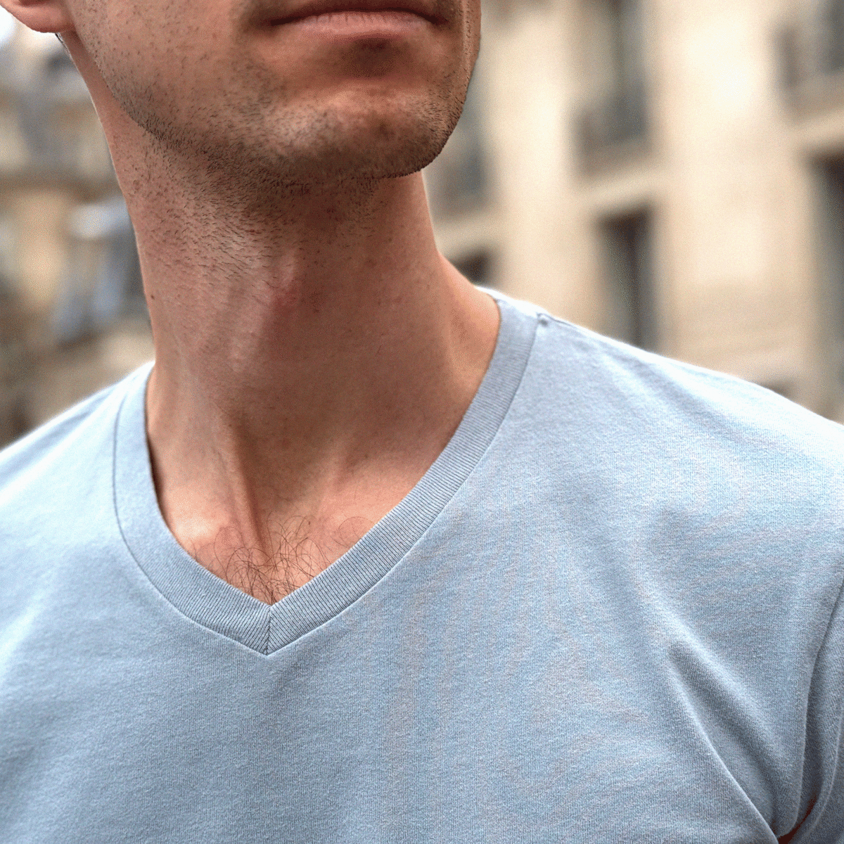 Encolure du T-shirt col V bleu silex pour homme - GoudronBlanc
