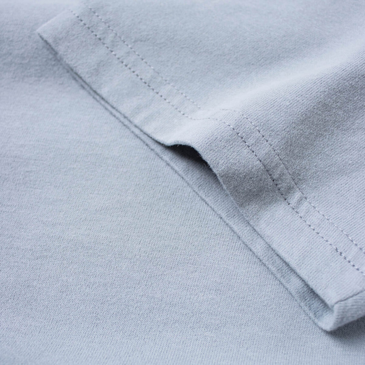 Manche du T-shirt col rond bleu silex - GoudronBlanc